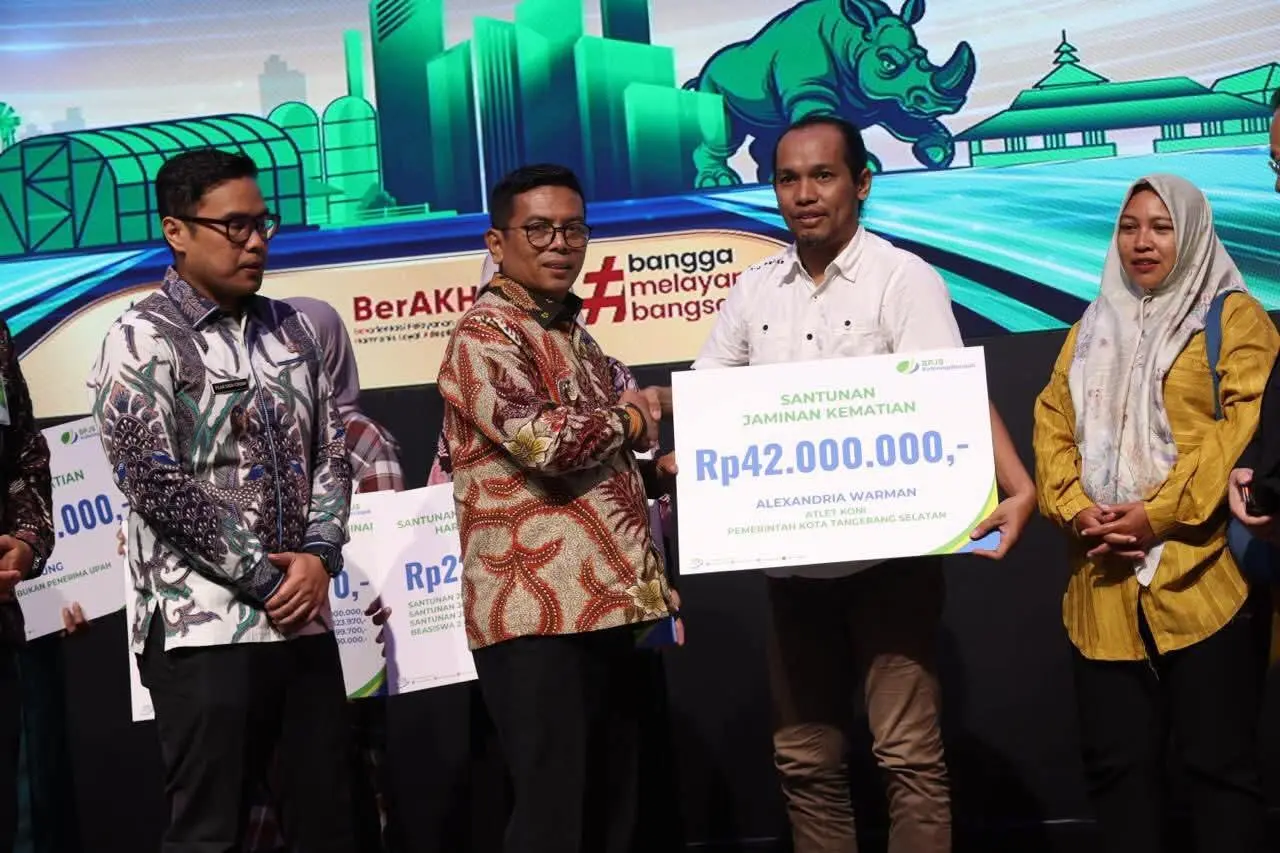 Gubernur Andra Soni Serahkan Santunan untuk Atlet Alexandria Warman