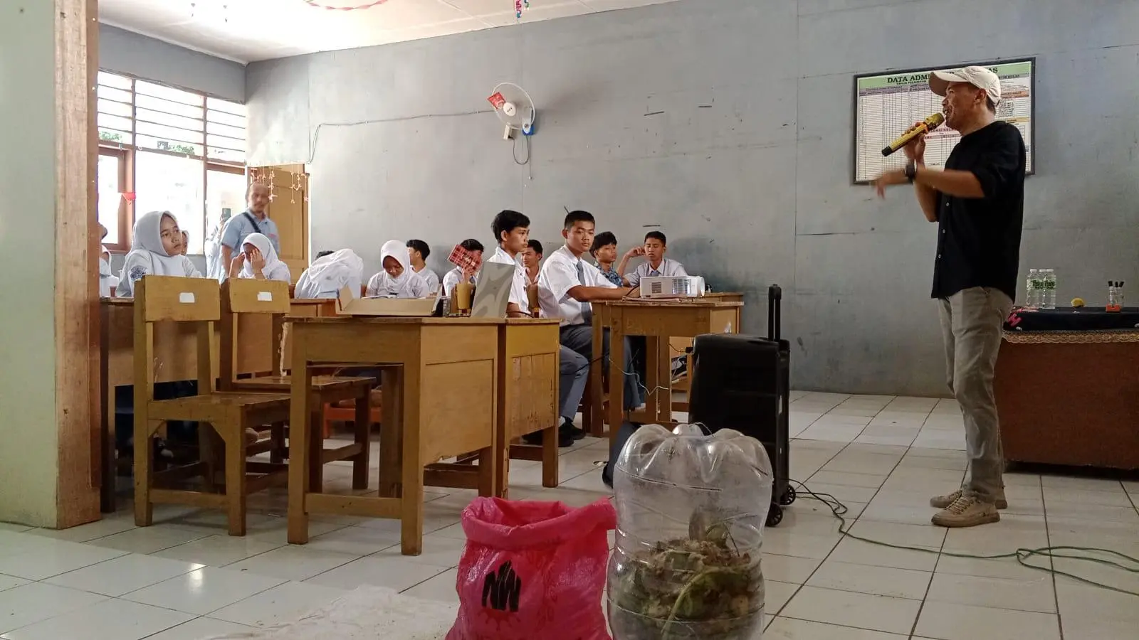 KSM Mitra Ruhay Ajarkan Pengelolaan Sampah di SMA Bina Ruhama