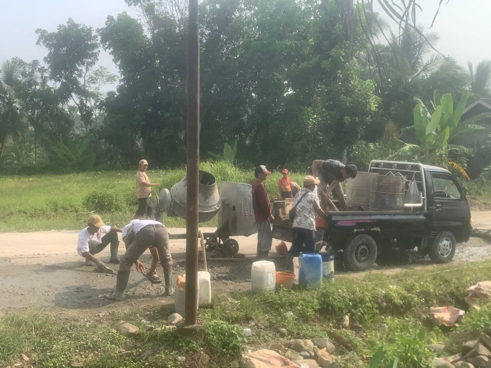 Warga Cisimeut Perbaiki Jalan Menuju Baduy, Pemkab Lebak Dianggap Abai