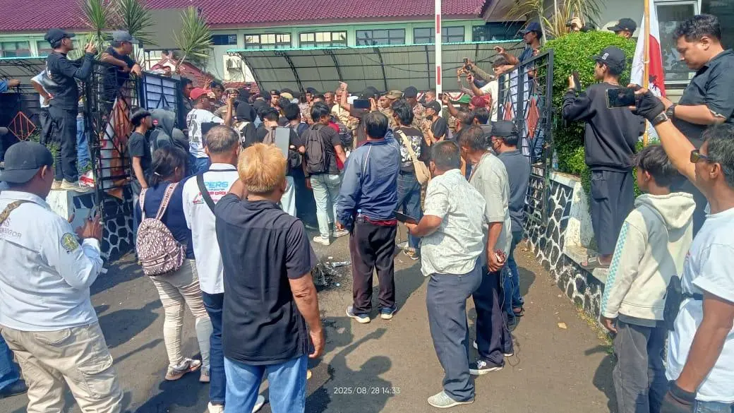 KIAK dan Mahasiswa Demo Anti KKN di ULP Kabupaten Bogor
