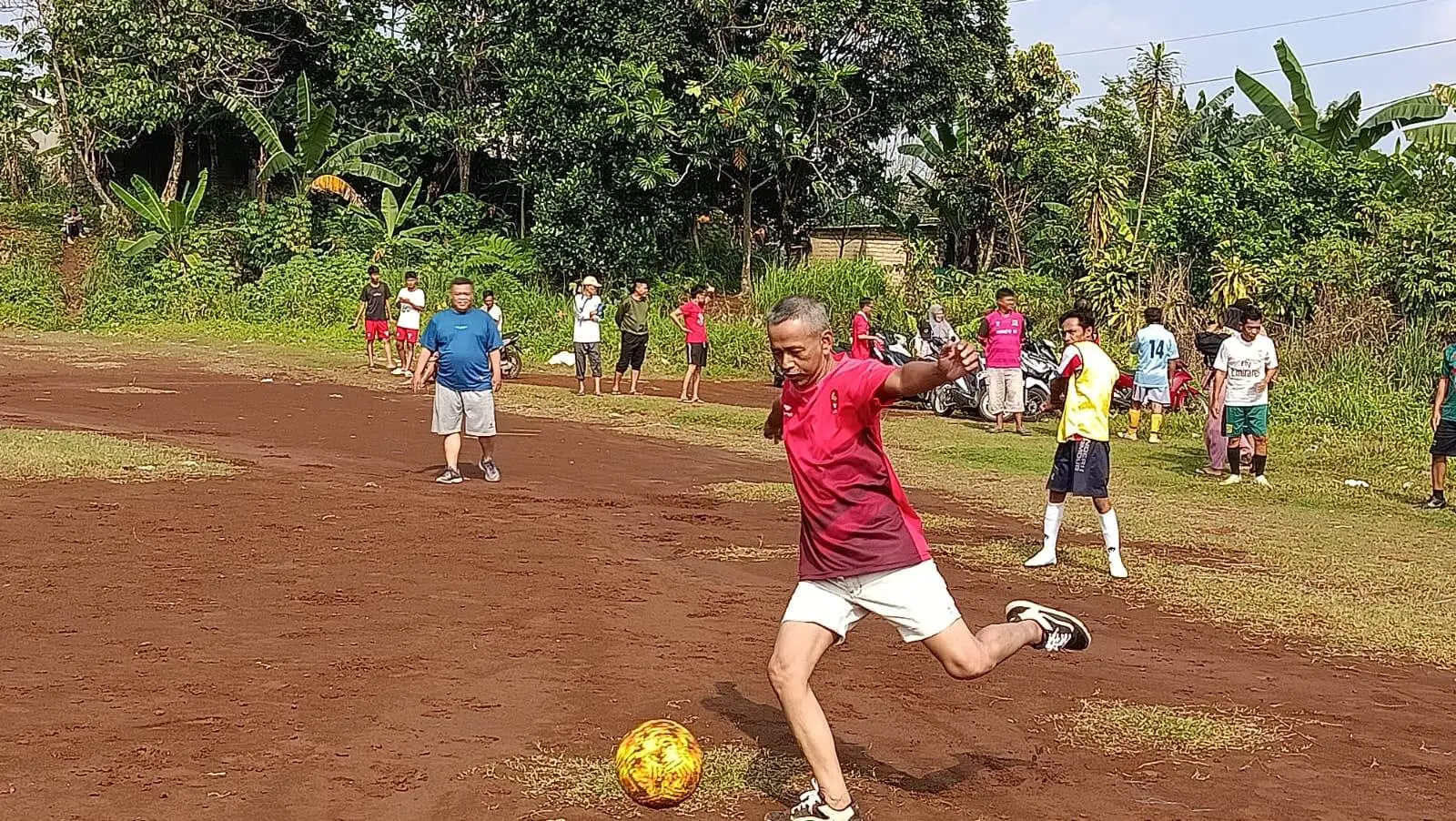 Olahraga di Desa Cinangka: Memperkuat Silaturahmi Antar Lembaga
