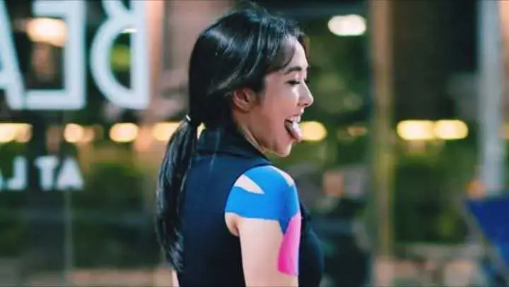 Gisella Anastasia Tampil Menarik dengan Kinesio Tape saat Olahraga