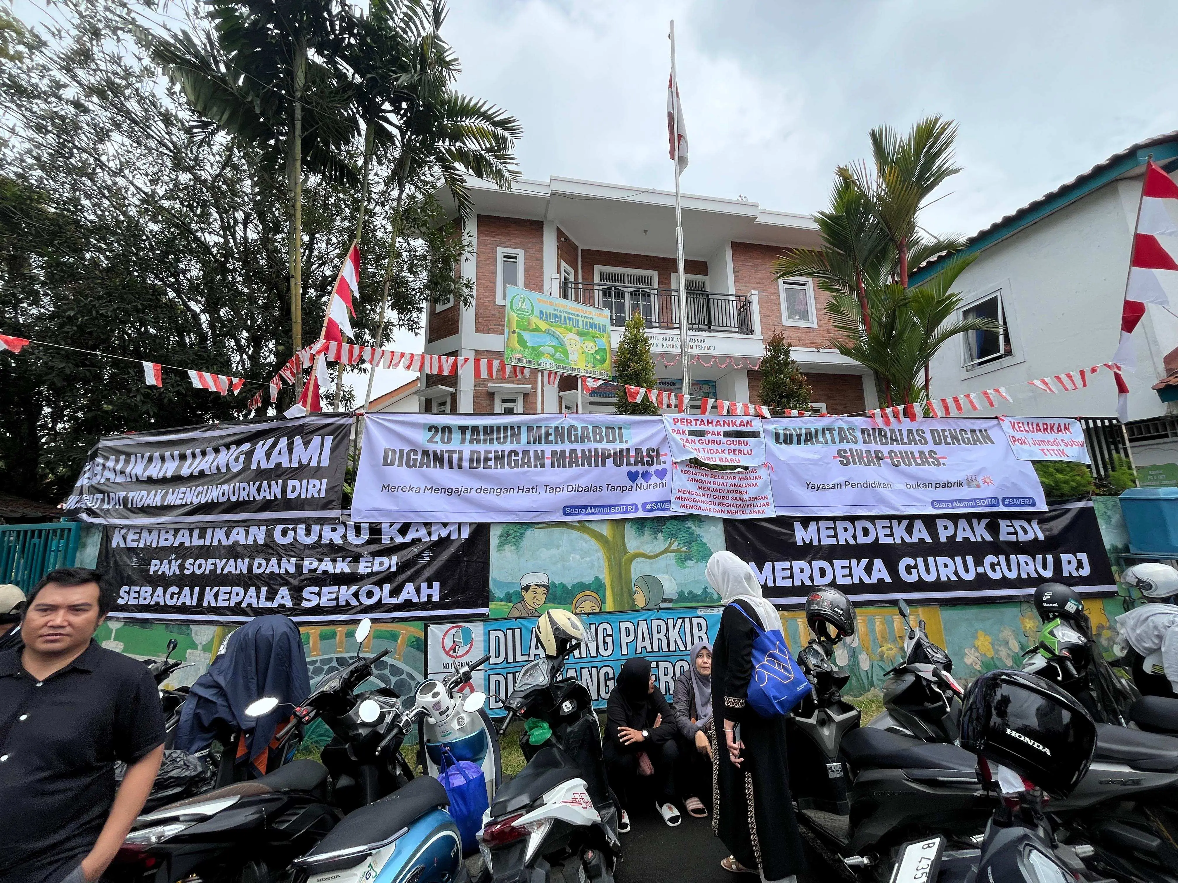 Aksi Damai Orang Tua Siswa SDIT Roudlotul Jannah Tuntut Kepastian KBM