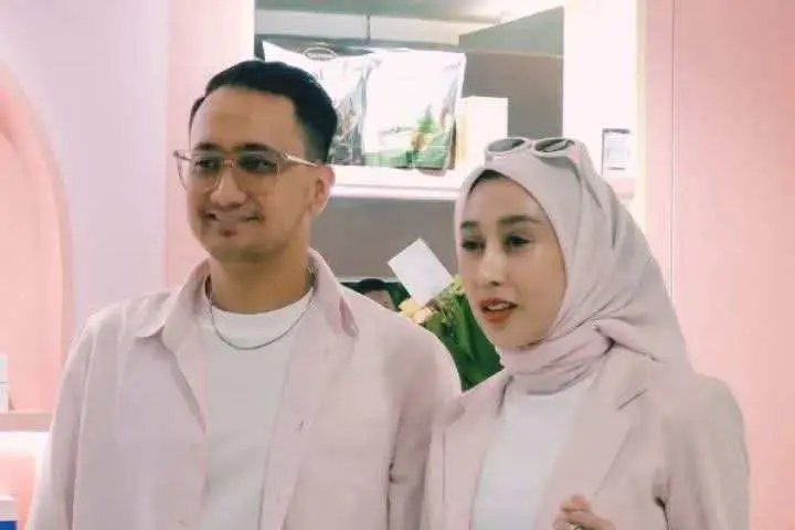 Reza Gladys Luncurkan Toko Skincare di Tengah Isu Overclaim