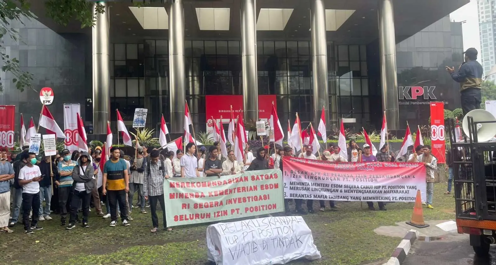 Demo di KPK, Mahasiswa Malut Selidiki Izin Tambang Nikel PT Position dan Bebaskan Masyarakat Adat Maba Sangaji