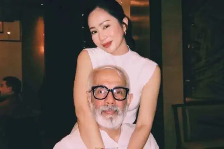 Bunga Zainal Tanggapi Kritikan Netizen Soal Usia Suami