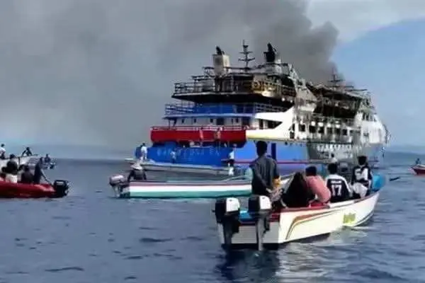 Kapal KM Barcelona VA Terbakar, 410 Penumpang Terjun ke Laut