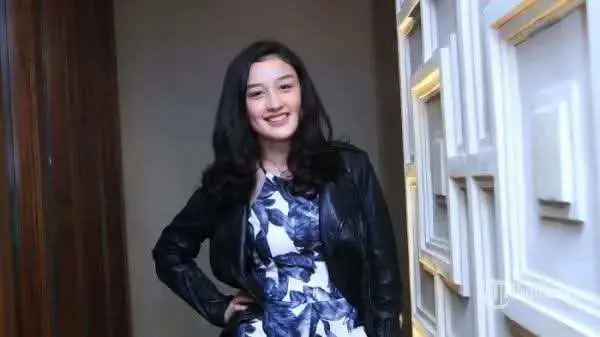 Natasha Ryder Curhat Bertemu Orlando Bloom di Prancis