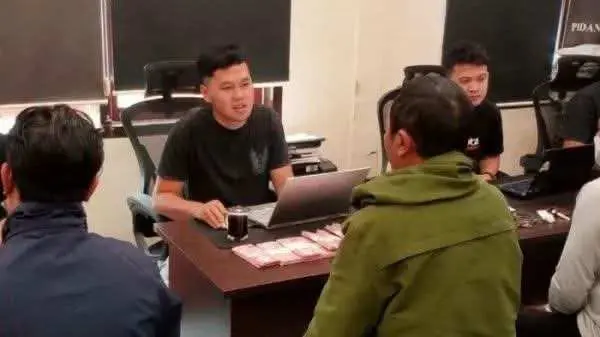 Usai Ritual di Gunung Bromo, Tukang Sayur dan Rekannya Ditangkap karena Memeras Rp20 Juta