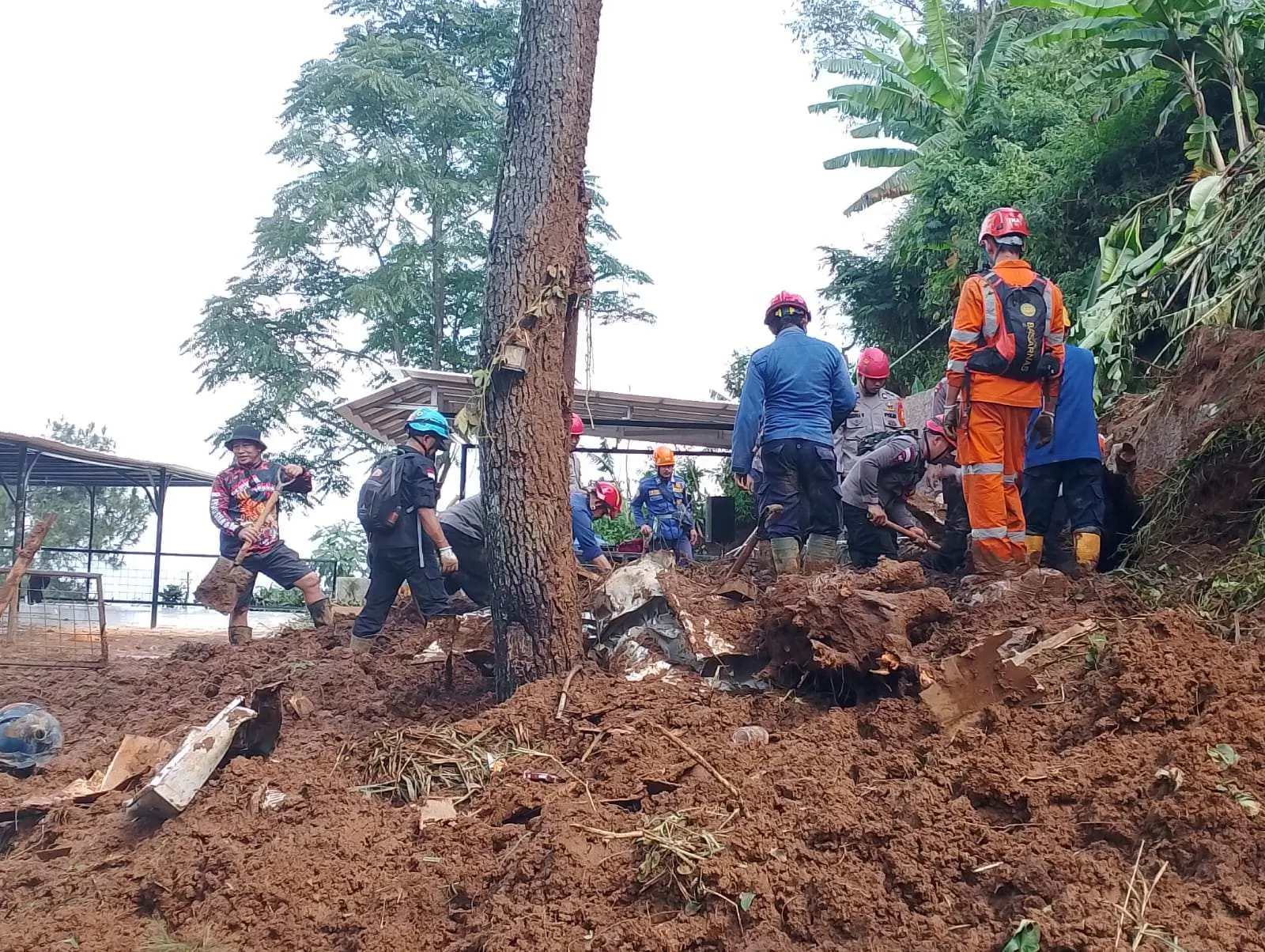 Dua Korban Longsor di Cisarua Puncak Bogor, Ditemukan Setelah 12 Jam Pencarian