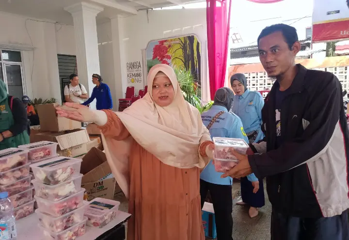 Yayasan Server Indonesia Salurkan 1.100 Paket Daging untuk Warga Desa Kemang