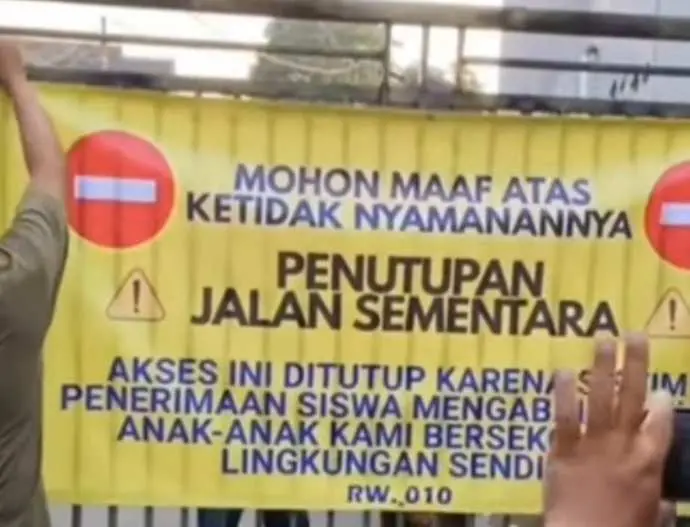 Warga Tutup Akses Jalan Menuju SMAN 6 Tangsel