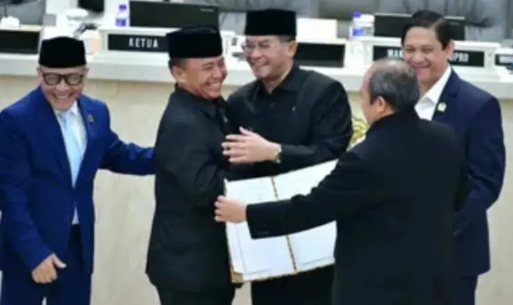 Wagub Erwan dan Sekda Herman Damai, Pelukan Hangat di Sidang DPRD Provinsi Jabar