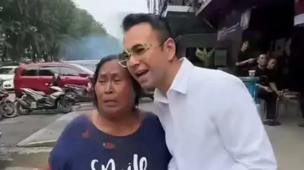 Momen Mengharukan Ibu Ini Bertemu Raffi Ahmad: Emang Boleh Foto?