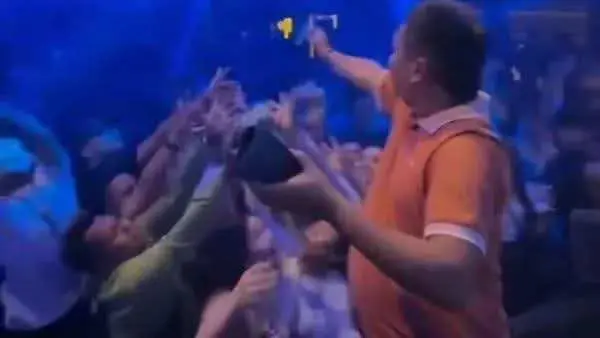 Viral! Kades Cirebon 'Nyawer' di Klub Malam