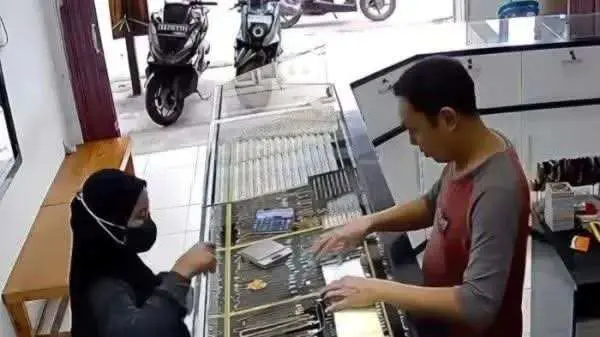 Licik! Wanita Gondol Emas Rp18 Juta di Bontang, Karyawan Toko Terkecoh