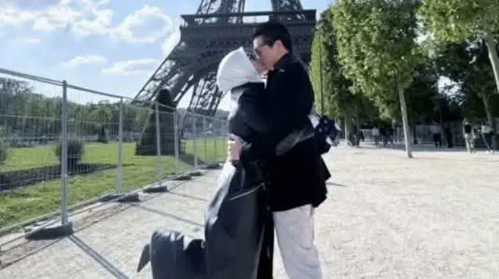 ROMANTIS Ciuman Syahrini & Reino di Menara Eiffel Tuai Sorotan di Cannes!