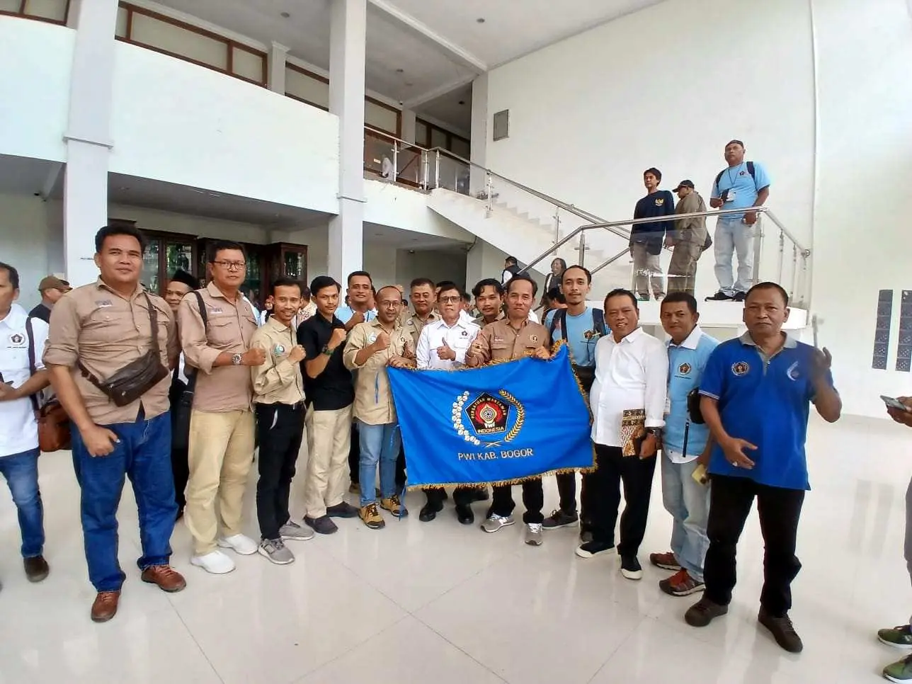 Ketum PWI Hendry CH Bangun Kukuhkan Pengurus PWI se-Jawa Barat di Indramayu