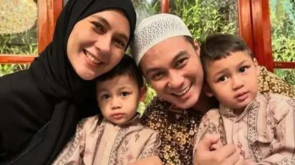 Keluarga Baim Wong Kini Ada Sosok Wanita yang Temani Kiano Cs Sampai Malam