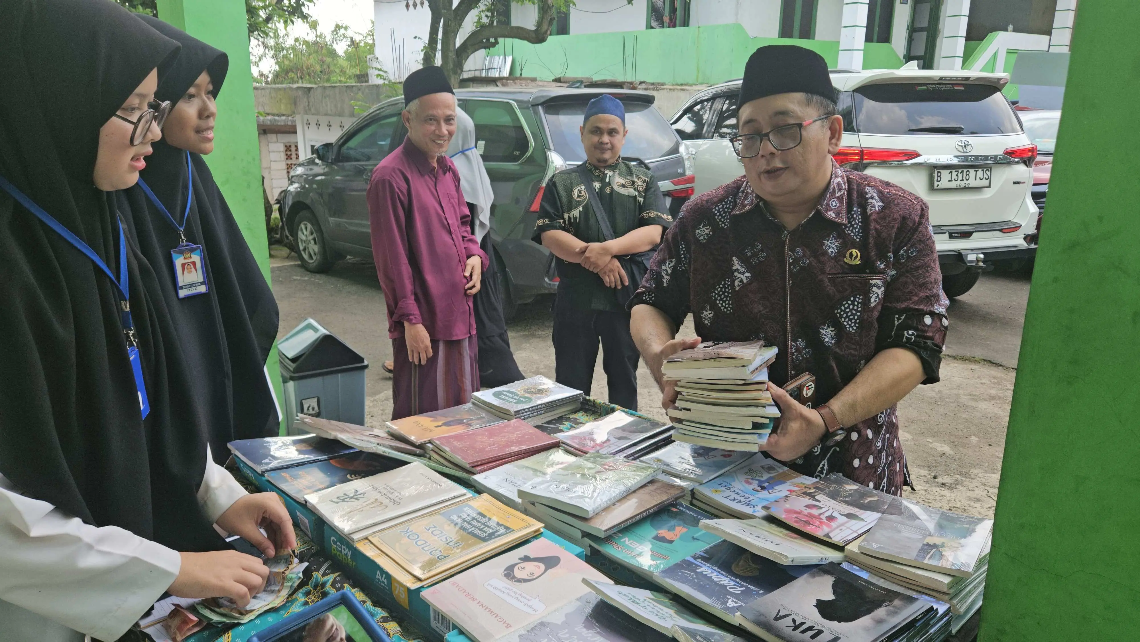 Borong Buku Karya Santri Ponpes Modern El Alamia Tenjolaya: Anggota DPRD Jabar Ini Apresiasi Karya Anak Pondok