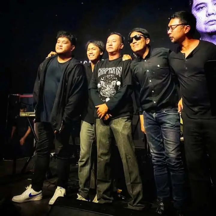 Desta Menangis saat Chapter 69 Gelar Tribute Konser untuk Ricky Siahaan