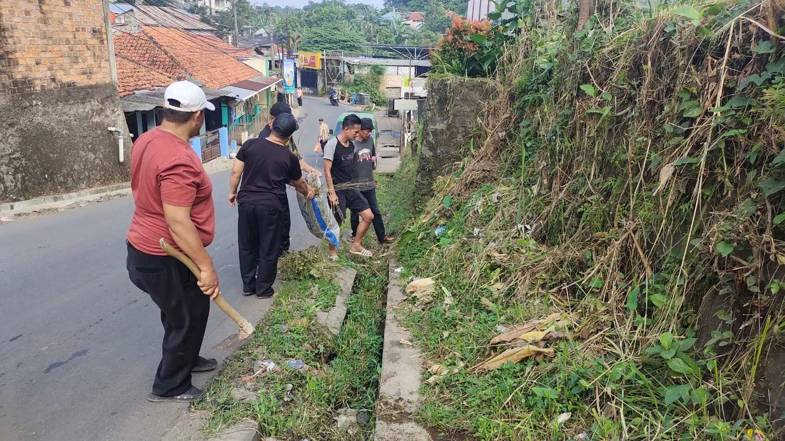 Warga Kampung Parung Aleng Desa Cikeas Kompak Gelar Aksi Bersih-Bersih Lingkungan