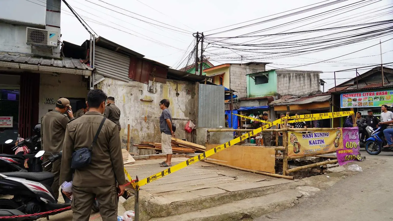 Pemkab Bogor Tertibkan Bangunan Liar di Bantaran Kalibaru Pasar Ciluar