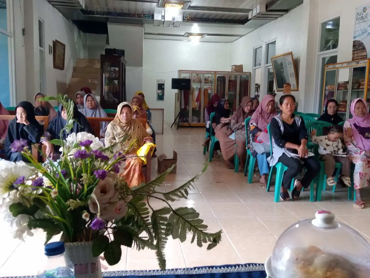 Kades Tarahan Salurkan BLT-DD Tahap II, 20 KPM Terima Bantuan Tanpa Potongan