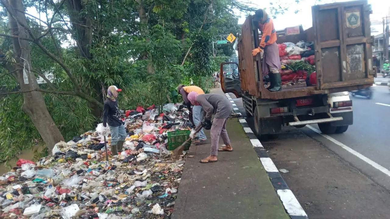 DLH dan Kecamatan Sukaraja Bergerak Cepat Bersihkan Sampah Liar di Jalan Raya Bogor