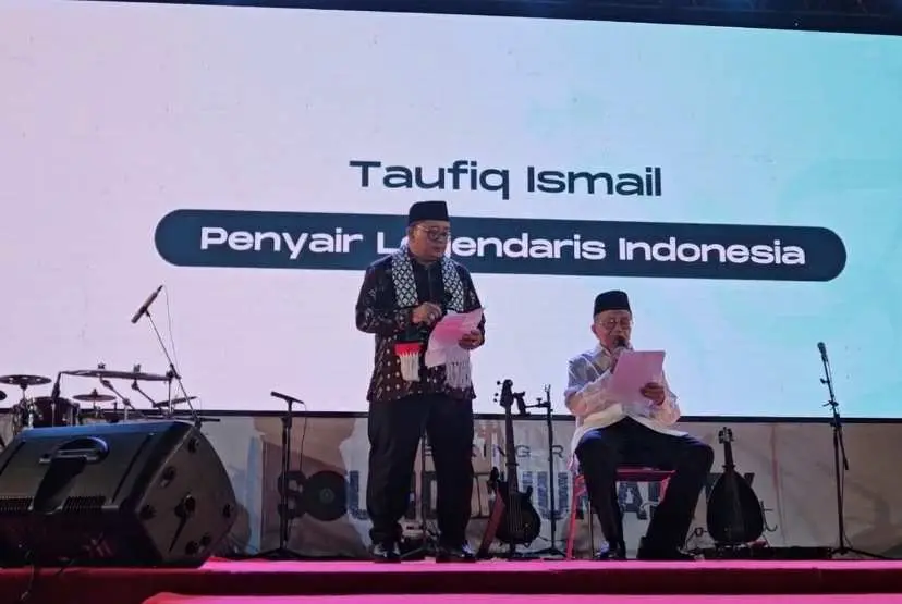 Taufiq Ismail dan Ricky Kurniawan Bawakan Puisi 'Palestina, Bagaimana Aku Bisa Melupakanmu' di Konser Mohamed Tarek