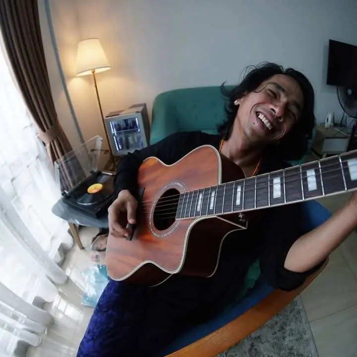 Ari Lesmana, Vokalis Fourtwnty dengan Suara Emas, Ini Sekilas Kisah Perjuangan Karirnya!