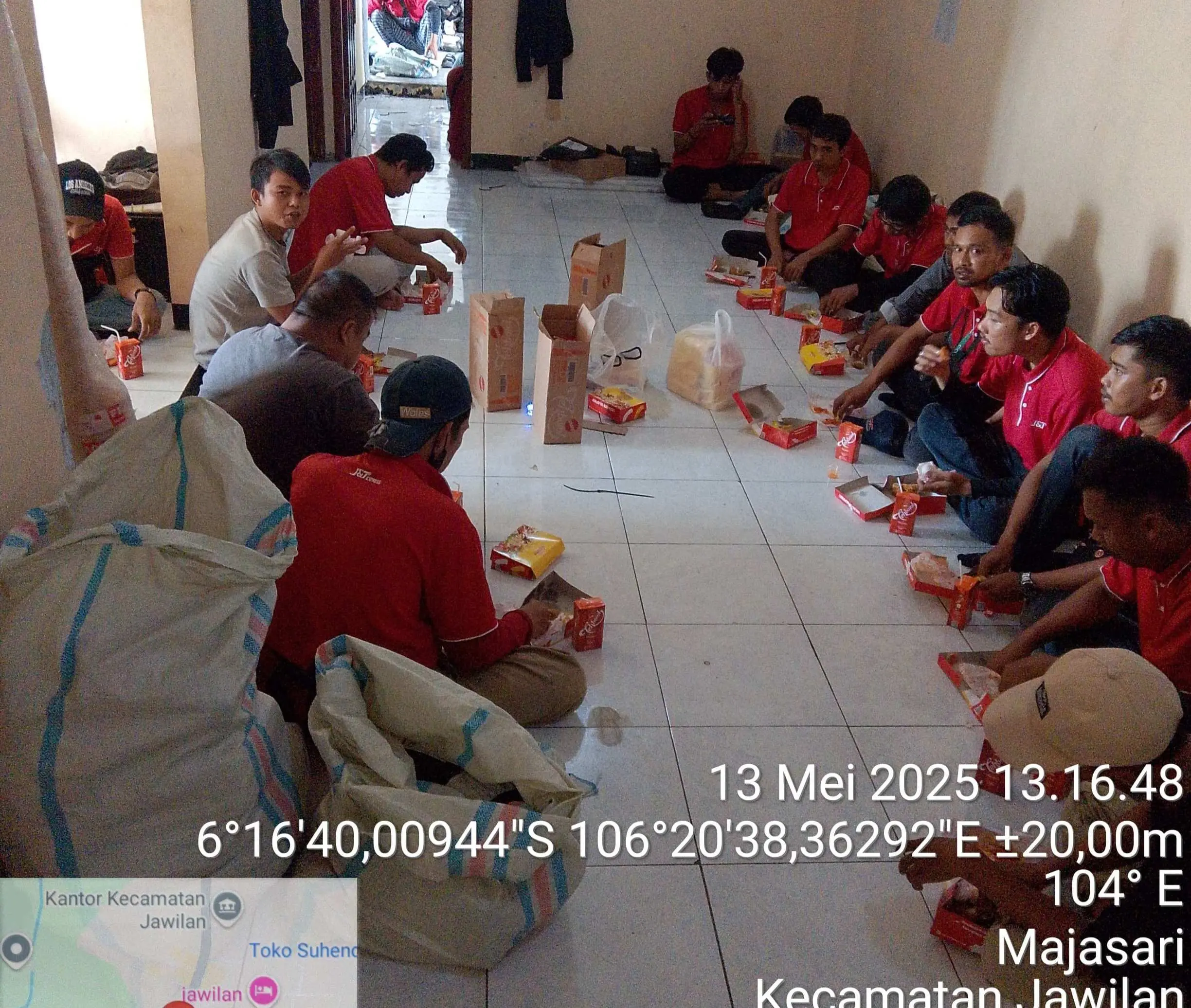 Pimpinan JNT Expres Cikande Harendong Berikan Makan Siang Gratis Untuk Para Sprinter