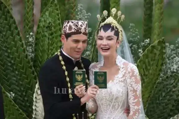 Momen Gemas Luna Maya dan Maxime Bouttier Pamer Cincin Pernikahan, Disambut Teriakan Riuh Tamu Undangan