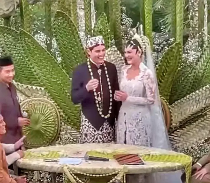 Luna Maya dan Maxime Bouttier Resmi Menikah, Prosesi Adat Jawa Penuh Cinta di Pulau Dewata