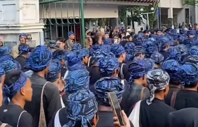 Seba Baduy 2025, Masyarakat Adat Tiba Sore Hari di Kantor Bupati Lebak: Penegasan Budaya dan Kearifan Leluhur