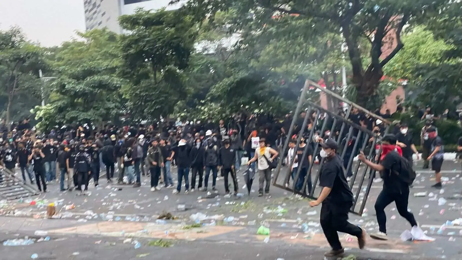 Polda Jateng Bubarkan Kelompok Baju Hitam yang  Diduga Anarko Kacaukan Aksi Damai May Day 2025