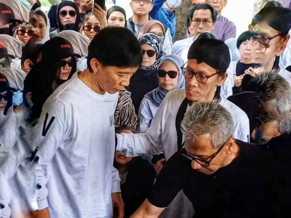 Bimbim Slank Turun Langsung ke Liang Lahat dalam Pemakaman Bunda Iffet