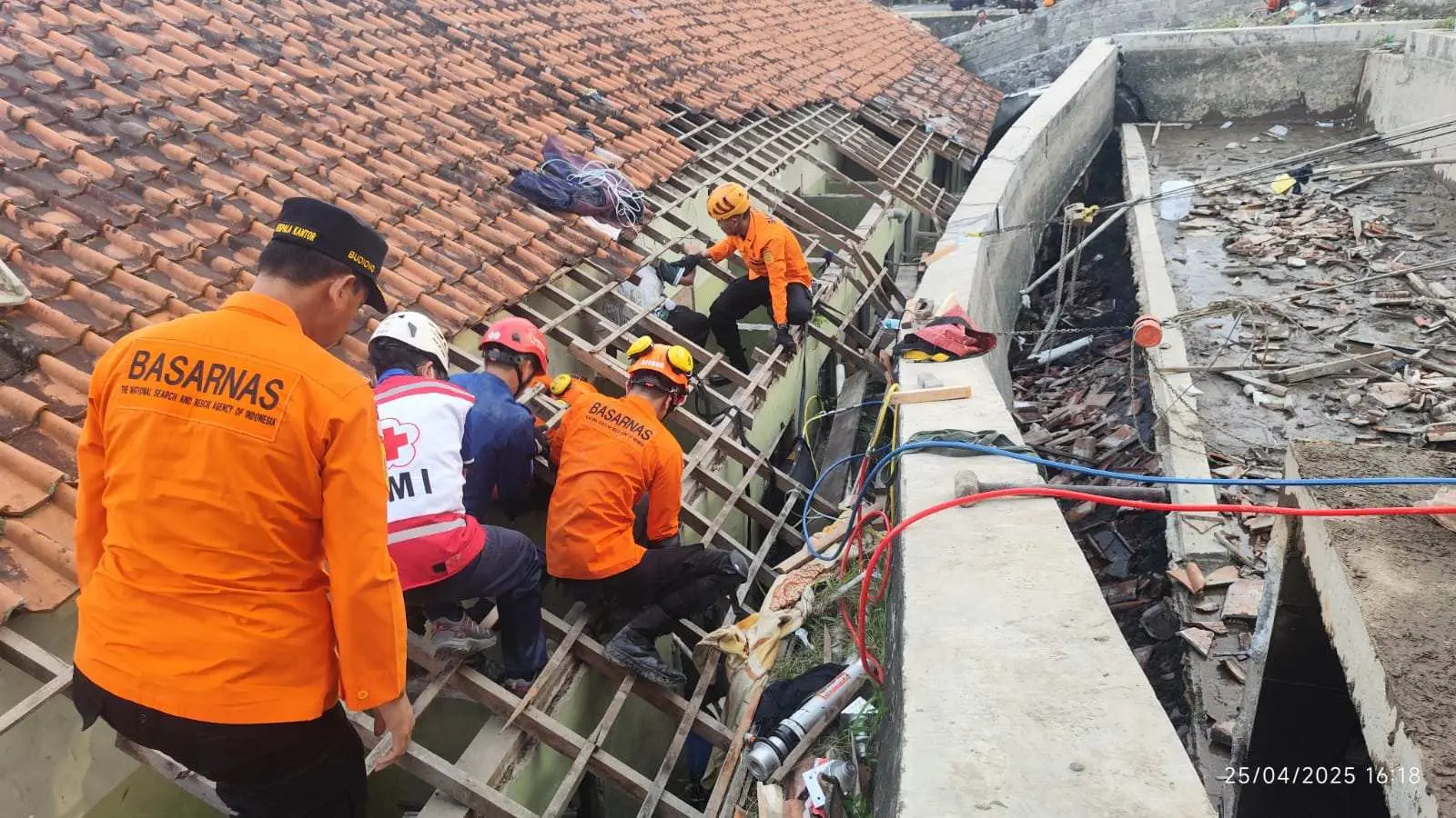 Basarnas Ungkap Dramatisnya Evakuasi Santri Ponpes Gontor Magelang: 12 Jam Berjibaku di Reruntuhan