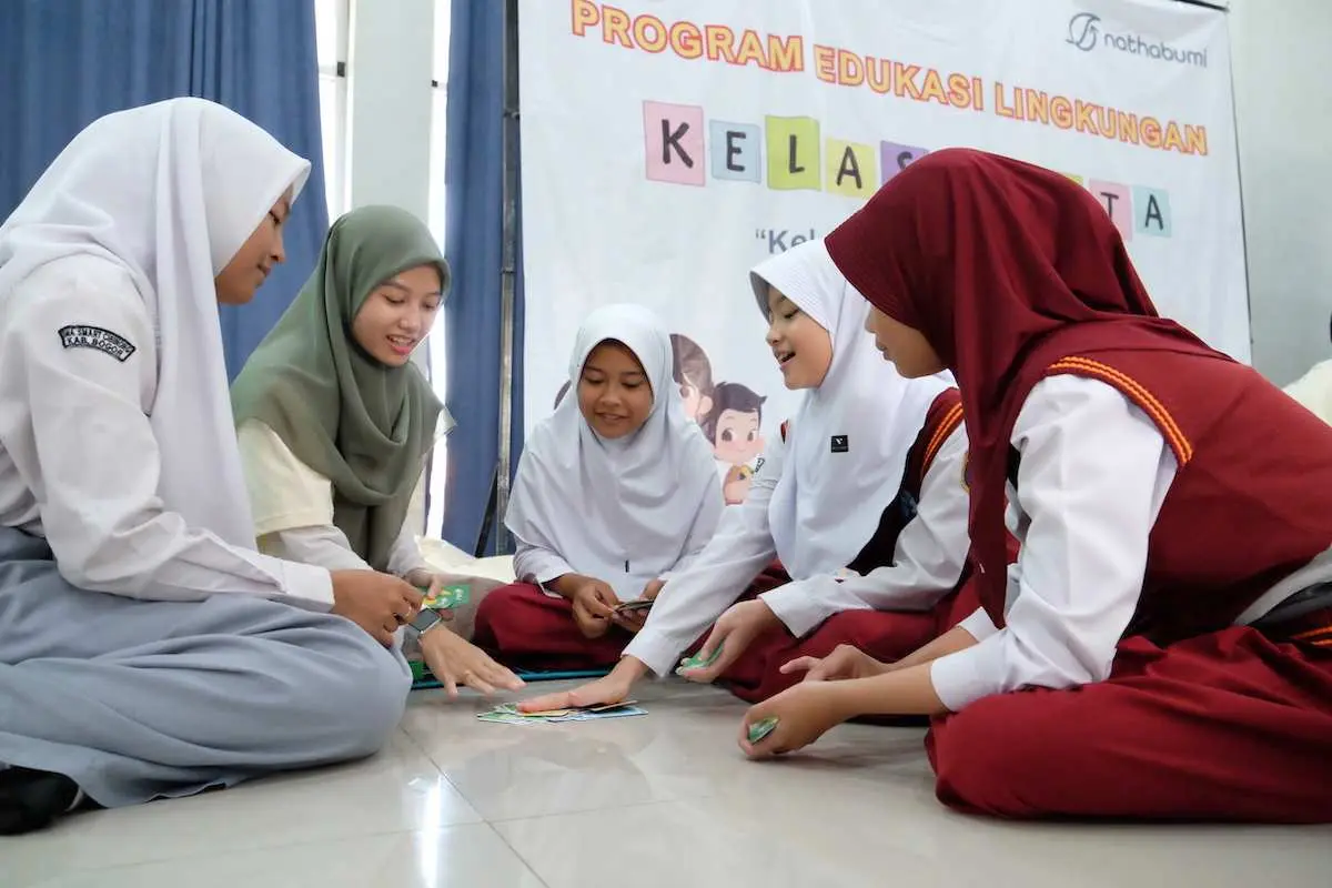 Solusi Bangun Indonesia di Hari Bumi : Ajak Siswa Kelola Sampah Sekitar