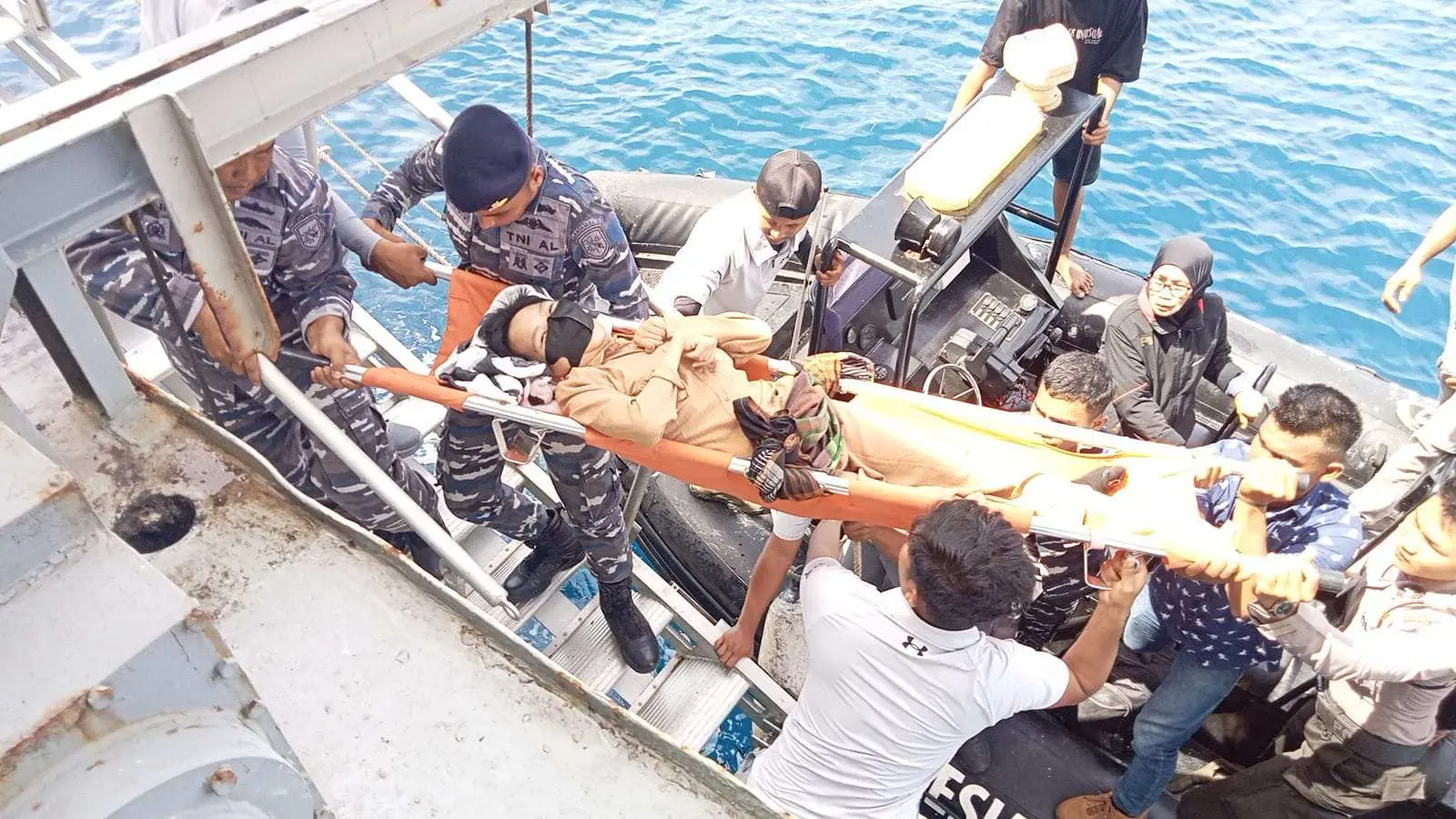 118 Warga Pulau Enggano Dievakuasi TNI AL dan Bakamla RI di Perairan Bengkulu