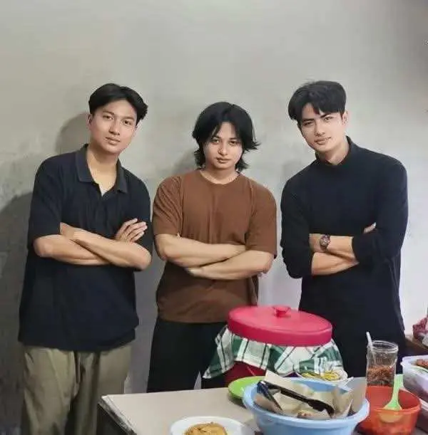 Trio Penjual Tampan Bikin Pembeli Salah Fokus: Nasi Goreng 3 Putra Viral