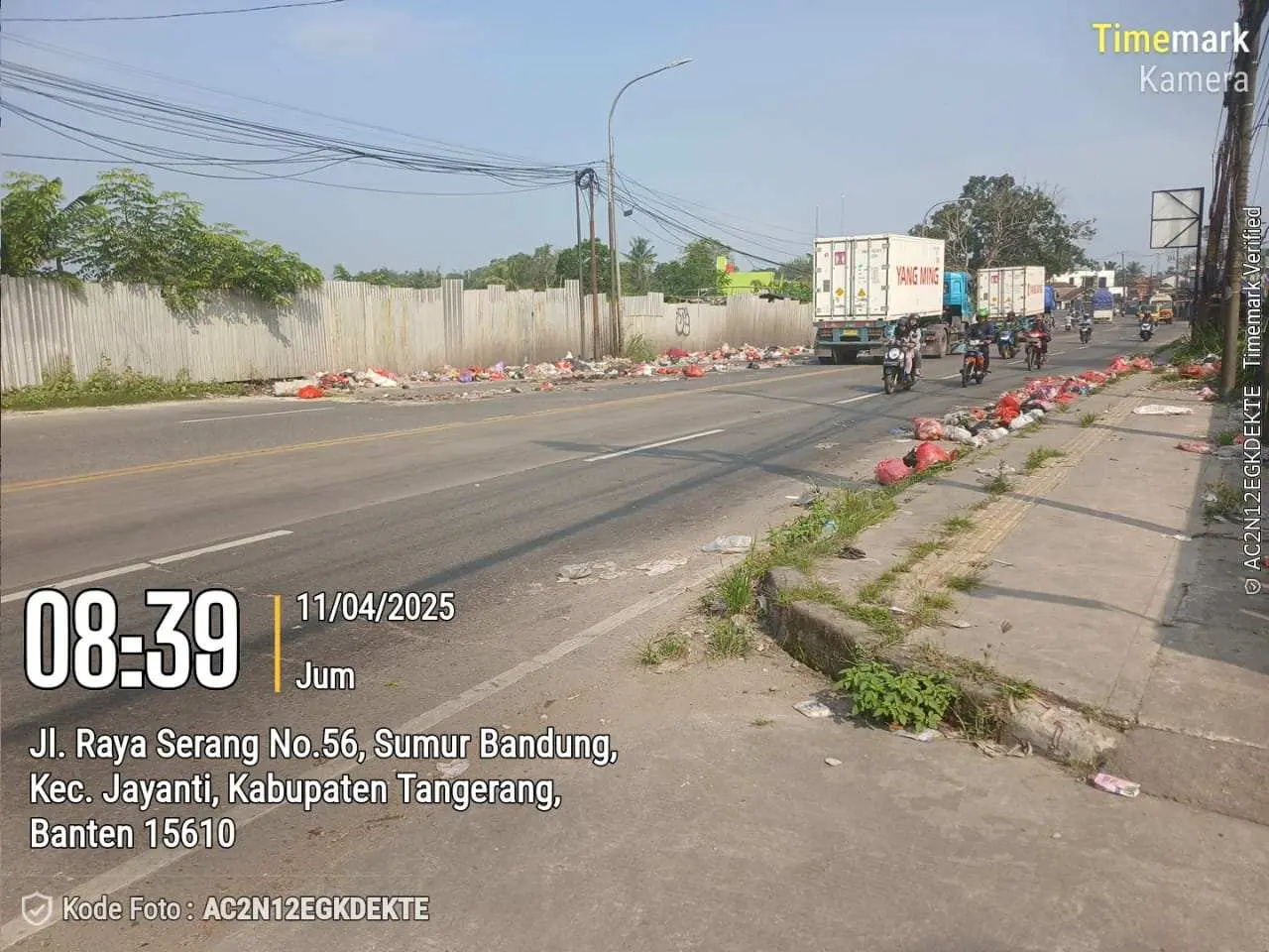 Tumpukan Sampah Cemari Jalan Raya Serang-Balaraja, Warga Keluhkan Lambannya Respons UPTD 2 Balaraja