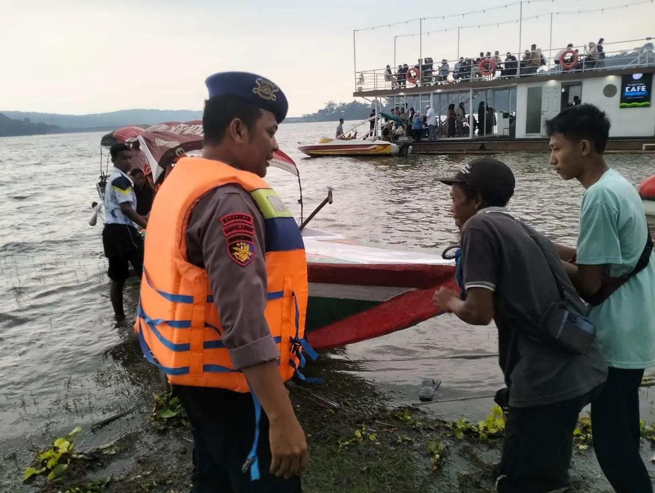 Sampaikan Hotline 110, Satpolairud Polres Purwakarta Gelar Sambang Masyarakat Pesisir