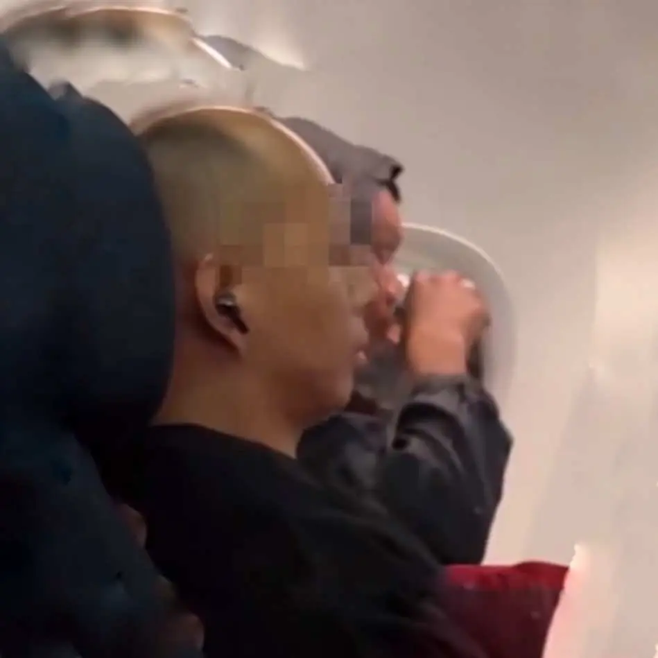 Viral Penumpang Pesawat Garuda Nge-Vape, Bukti Masih Rendahnya Kesadaran Akan Aturan Penerbangan