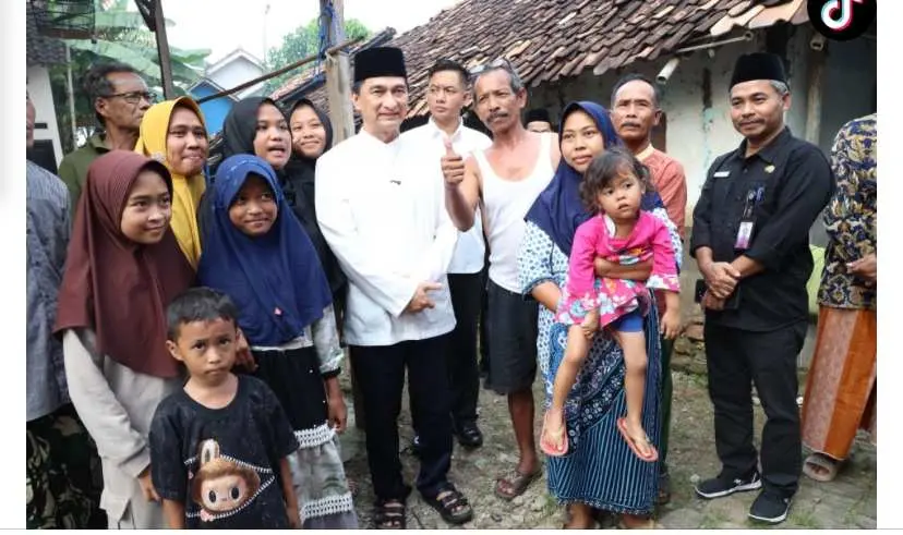 Dimyati Natakusumah Terharu saat Salurkan Bantuan Perbaikan Rumah RTLH di Kramatwatu, Ini Sebabnya!