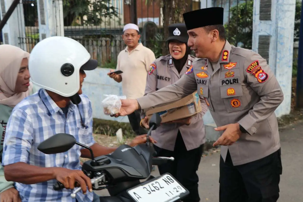 Kapolres Lebak Berbagi Takjil ke Pengendara, Wujud Kepedulian dan Kebersamaan di Bulan Ramadhan