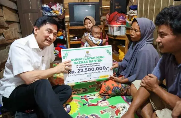 Momen Ramli Bisa Tersenyum, Ketika Wagub Menyerahkan Bantuan Bagi Renovasi Rumahnya di Cibeber Cilegon