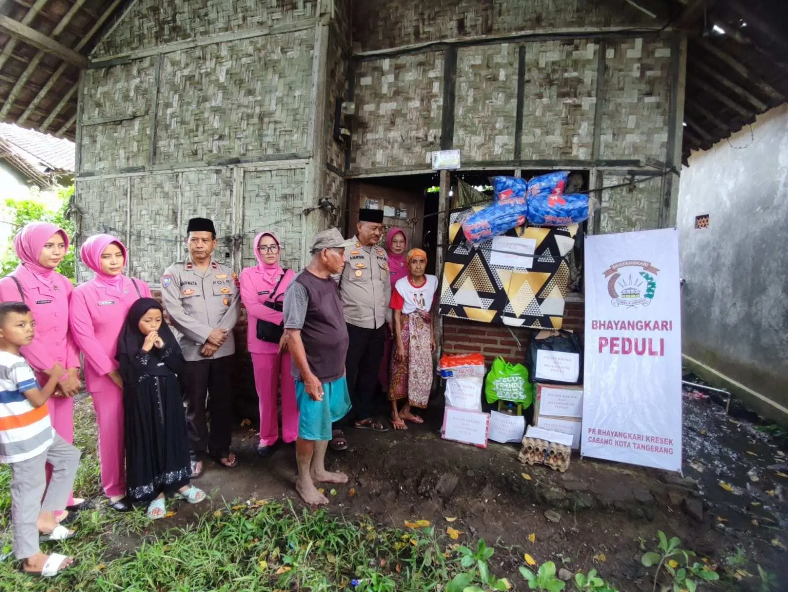 Bentuk Kepedulian kepada Masyarakat, Kapolsek Kresek Polresta Tangerang AKP A. Suryadi bersama Bhayangkari Ranting Kresek Melaksanakan Bhakti Sosial