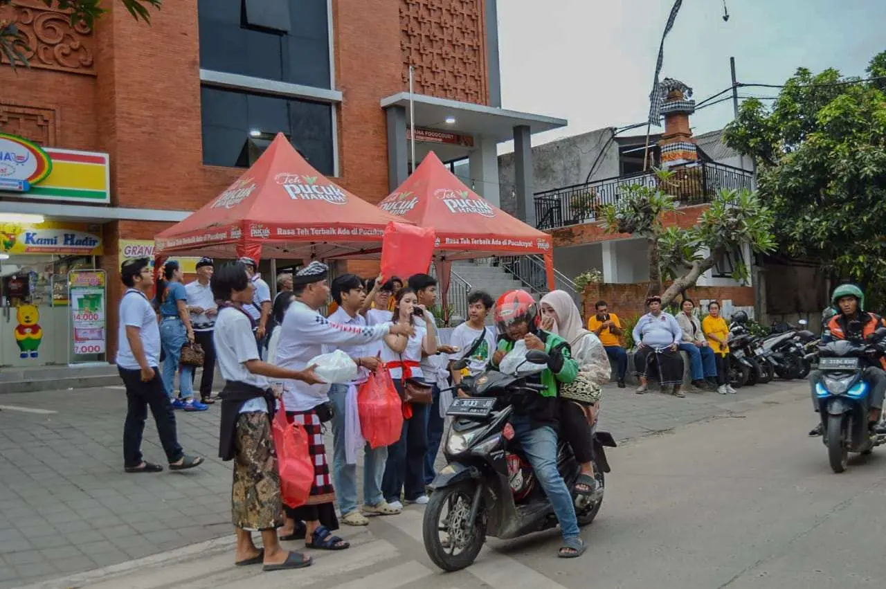 Umat Hindu Kota Bekasi Bagikan 2.050 Paket Makanan untuk Buka Puasa