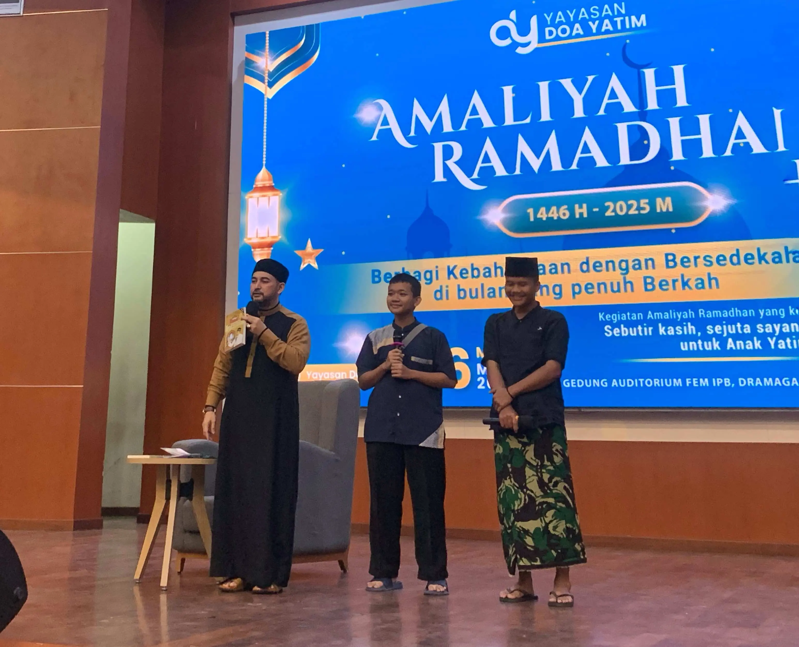 Ustad Ahmad Al Habsyi Hadiahkan Buku 'Ada Surga di Rumahmu' Jadi Hadiah Spesial untuk Anak Yatim di Amaliyah Ramadhan 2025
